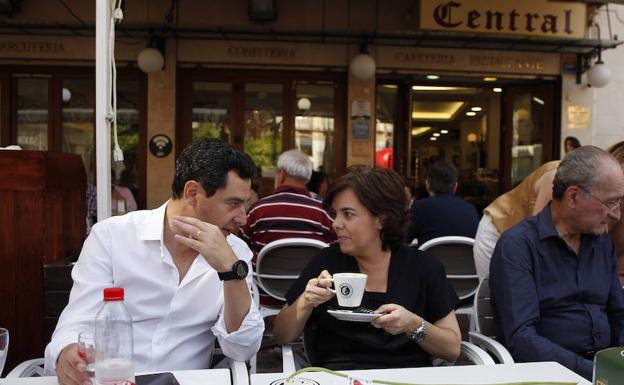 Moreno y Sáenz de Santamaría, ayer, tomando un café en un céntrico bar. 