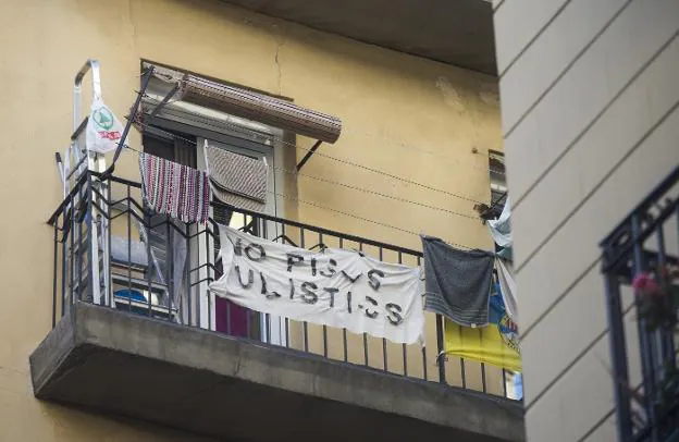 Carteles contra la proliferación de pisos turísticos en el barrio de La Barceloneta, en el centro de la Ciudad Condal.