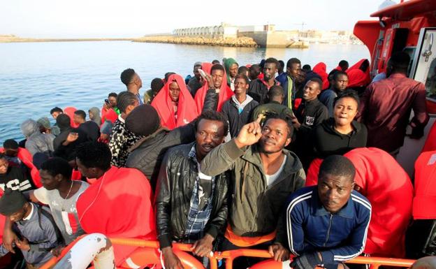 130 inmigrantes rescatados de doce pateras en aguas del Estrecho.