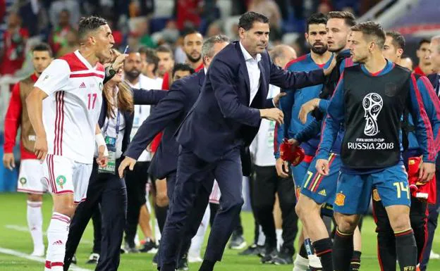 Fernando Hierro trata de contener a sus jugadores en un rifirrafe con Faycal Fajr. 