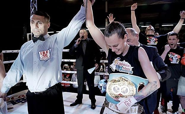 El árbitro del combate levanta la noche del viernes el brazo de Joana Pastrana como nueva campeona del mundo. 