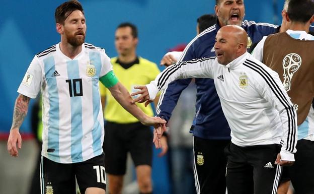 Messi y Sampaoli durante el encuentro ante Nigeria.