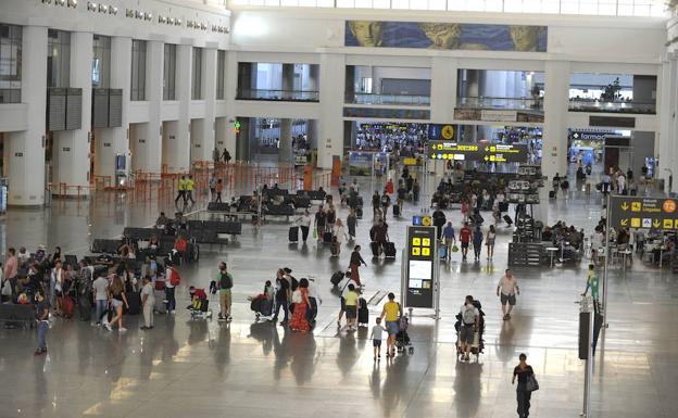 Pasajeros en el aeropuerto de Málaga. 