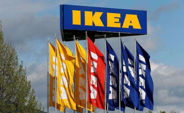 Un niño dispara con una pistola que encontró olvidada en un sofá de Ikea