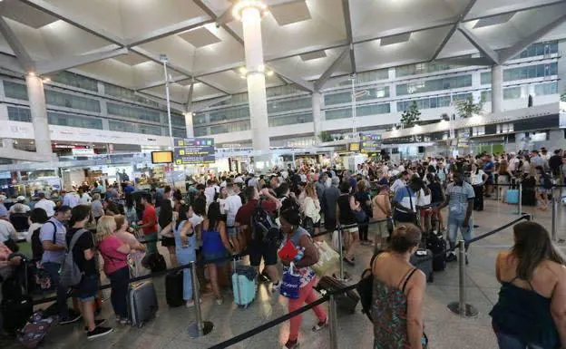 Pasajeros en el aeropuerto de Málaga. 