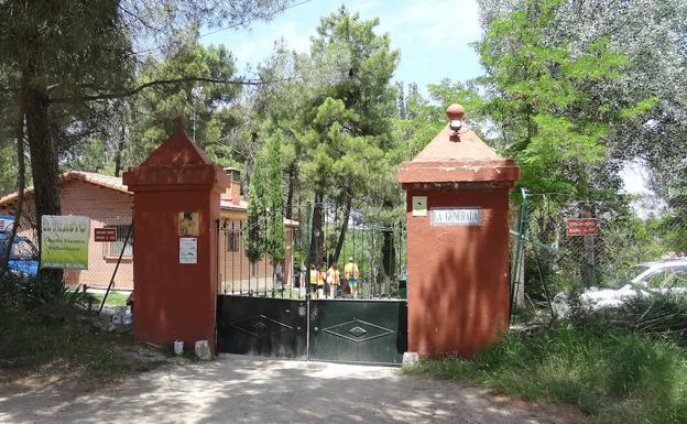 Un grupo de monitores en el recinto del campamento Los Trastos de Hornillos de Eresma.