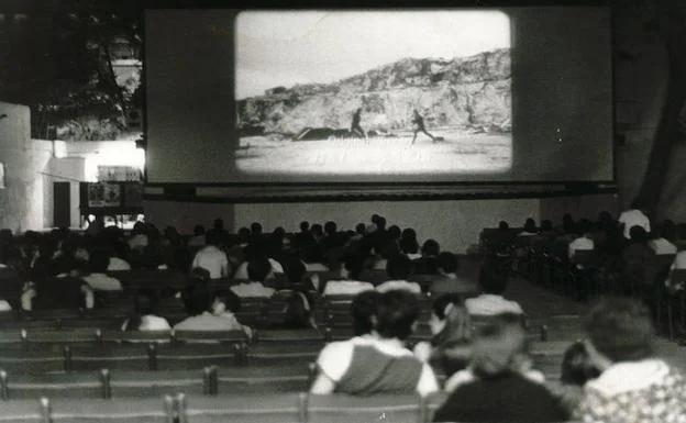 El cine de verano se convirtió en el siglo XX en un espacio indispensable para entretenerse y burlar el calor en las noches estivales