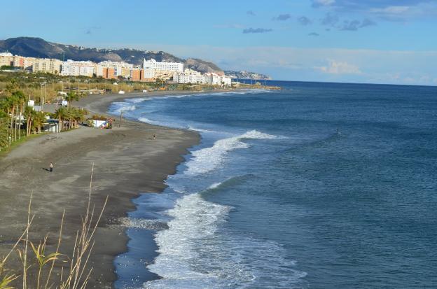 Panorámica de la playa nerjeña de El Playazo captada desde la zona de la torre de Macaca.