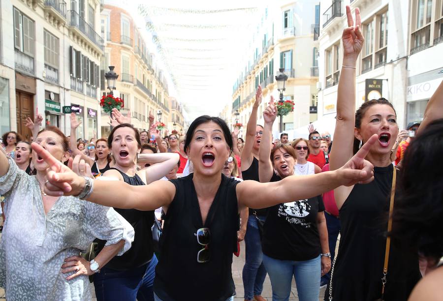 Animados por el grupo de los bailaores Antonio de Verónica y Saray Cortés, los participantes se han afanado en seguir la coreografía que se marcaba desde el escenario