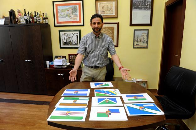El alcalde muestra algunos de los bocetos presentados al concurso. :: josele-lanza