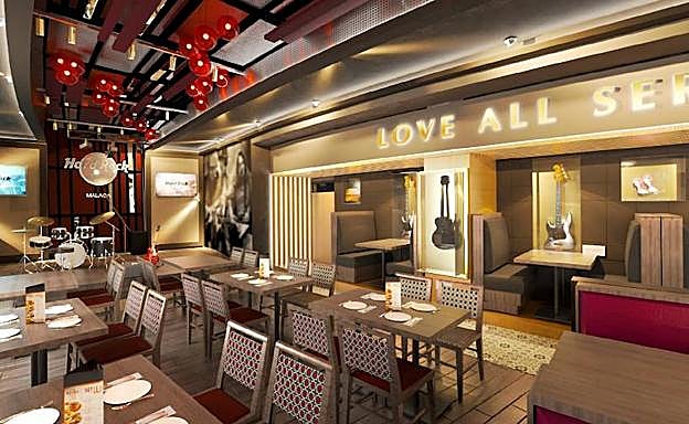 El salón, con un escenario para conciertos. 