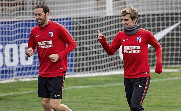 Godín y Griezmann, entrenando en el Atlético. 