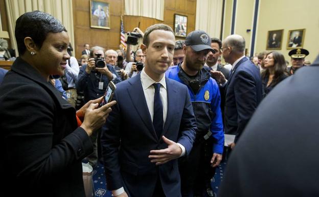 El fundador de Facebook, Mark Zuckerberg, sale de su comparecencia en la Cámara de Representantes.
