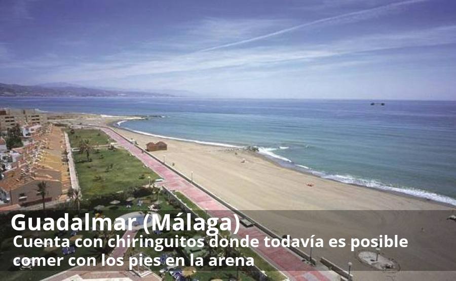 En el extremo occidental de la costa malagueña, junto al paraje natural de la Desembocadura del Guadalhorce, aguarda otro refugio para quienes buscan la tranquilidad. Se trata de la playa de Guadalmar, que cuenta incluso con un tramo de paseo marítimo. Pese a ello hay quienes buscan la parte más salvaje de esta franja costera, junto a la parcela del Arraijanal. Eso sí, habrá que tener en cuenta que en esta playa también hay un tramo habilitado para nudistas. Existen también distintos chiringuitos donde todavía hoy es posible comer con los pies en la arena, como el Servando, que ofrece desde hace pocos años un diseño de lo más original.  Más info aquí.
