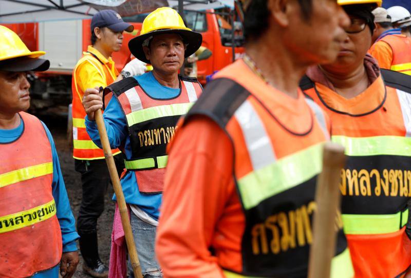 Es la noticia que mira toda Asia y el resto del mundo. Pendientes del minuto a minuto del equipo de fútbol atrapado desde hace once días en una cueva de la provincia de Chiang Mai en Tailandia. Un amplio operativo, técnicos internacionales, un monje budista, una cabeza de cerdo como ofrenda y una retransmisión en directo en las cadenas nacionales, rodean este fenómeno, que todo el mundo espera que acabe con final feliz. 