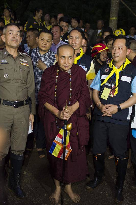 El famoso monje budista Kruba Boonchum reza con familiares de los niños desaparecidos en la cueva Tham Luang durante una operación de rescate para 12 niños y su entrenador atrapado en la cueva en el parque Khun Nam Nang Non Forest en el distrito Mae Sai de Chiang Provincia de Rai el 4 de julio de 2018. Rescatistas tailandeses prometieron adoptar un enfoque "sin riesgo" para liberar a 12 niños y su entrenador de fútbol de una cueva inundada, ya que el 4 de julio apareció un nuevo video que muestra al equipo de buen humor tras su sorprendente descubrimiento nueve días después de desaparecer. 