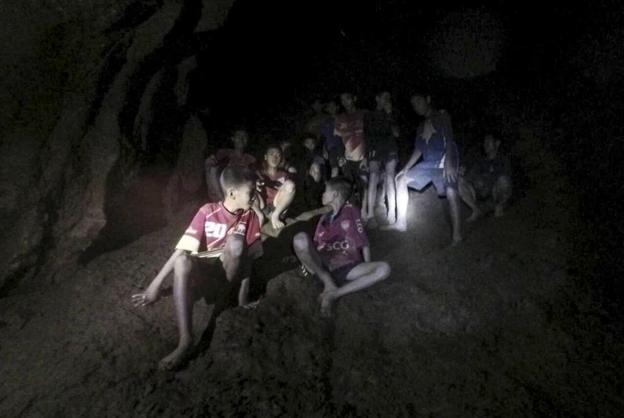 Captura de un vídeo en el que se observa a algunos de los menores encerrados en la cueva. :: r. c.