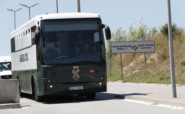 La llegada del autobús con los presos.