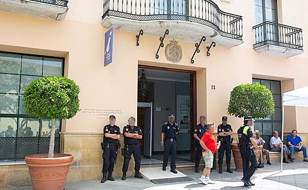 Fachada del Ayuntamiento de Vélez, ayer durante el registro.
