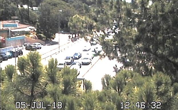 Un accidente en la A-7 de Marbella corta un carril y provoca varios kilómetros de retenciones a la altura del Hospital Costa del Sol