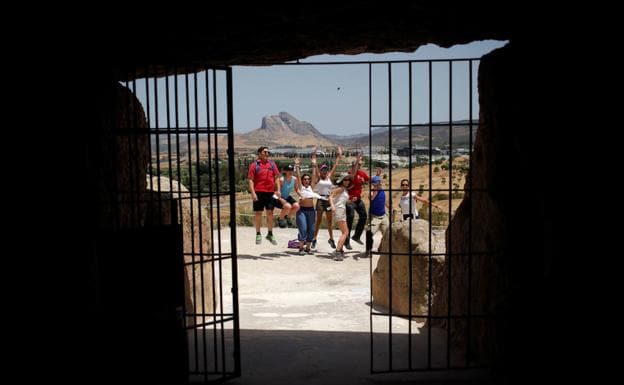 Vista de la Peña de los Enamorados desde el interior del Dolmen de Menga.