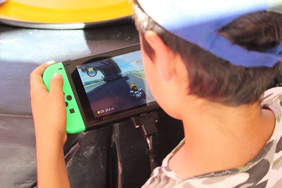 La llegada del verano marca el arranque de una nueva gira de Nintendo por toda España para presentar sus últimos lanzamientos. Los jóvenes y no tan jóvenes, malagueños, pasaron por el camión de pruebas de Nintendo. Instalada en la explanada que hay frente al Corte Inglés de la Avenida de Andalucía, el chorro de jóvenes y no tan jóvenes era constante. 