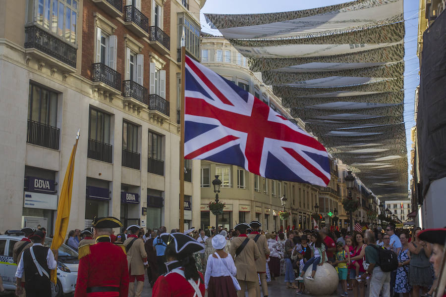 Una colorista marcha con música, banderas de barras y estrellas y predominio de las indumentarias en azul, blanco y rojo tomó ayer la calle Larios y la Plaza de la Constitución para celebrar el Día de la Independencia de EE UU. A las 19.30 horas, el alcalde, Francisco de la Torre; el regidor de Macharaviaya, Antonio Campos; el diputado de Cultura, Víctor González; la cónsul de EE UU en Málaga, Roberta Aaron, y la vicecónsul de España en Pensacola, María Davis, presenciaron el desfile.