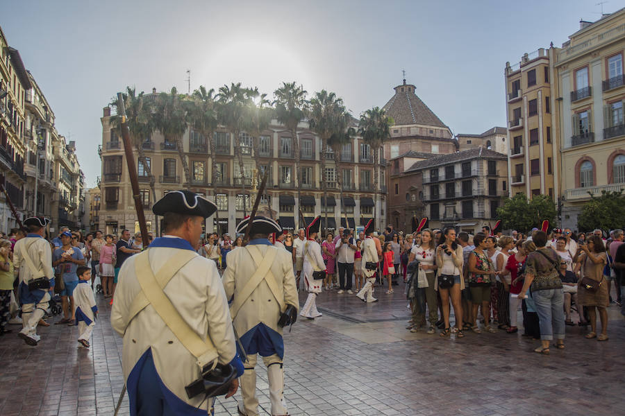 Una colorista marcha con música, banderas de barras y estrellas y predominio de las indumentarias en azul, blanco y rojo tomó ayer la calle Larios y la Plaza de la Constitución para celebrar el Día de la Independencia de EE UU. A las 19.30 horas, el alcalde, Francisco de la Torre; el regidor de Macharaviaya, Antonio Campos; el diputado de Cultura, Víctor González; la cónsul de EE UU en Málaga, Roberta Aaron, y la vicecónsul de España en Pensacola, María Davis, presenciaron el desfile.