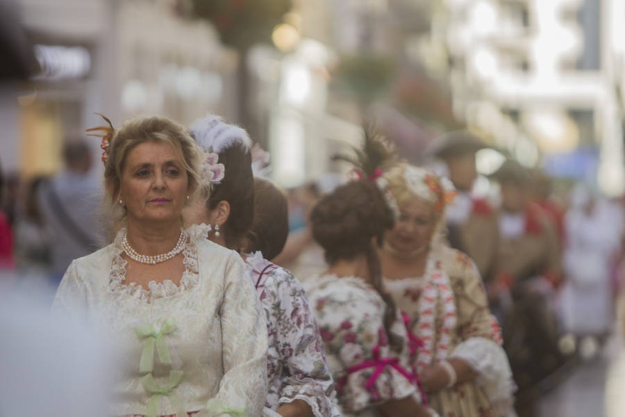 Una colorista marcha con música, banderas de barras y estrellas y predominio de las indumentarias en azul, blanco y rojo tomó ayer la calle Larios y la Plaza de la Constitución para celebrar el Día de la Independencia de EE UU. A las 19.30 horas, el alcalde, Francisco de la Torre; el regidor de Macharaviaya, Antonio Campos; el diputado de Cultura, Víctor González; la cónsul de EE UU en Málaga, Roberta Aaron, y la vicecónsul de España en Pensacola, María Davis, presenciaron el desfile.