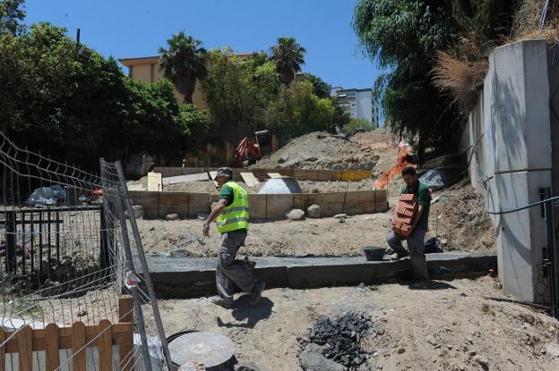 Trabajos que se están realizando para crear el nuevo acceso al bulevar desde Alfredo Palma. :: j-lanza