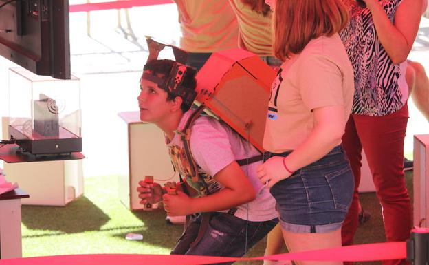 Un niño juega a Nintendo Labo con una armadura diseñada con cartón.