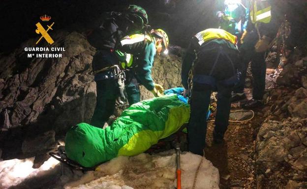 La montañera fue arrastrada en una camilla-trineo por los agentes del Greim durante toda la noche.