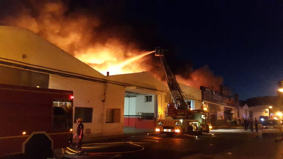 Los bomberos consiguieron controlar el fuego pasada la medianoche 