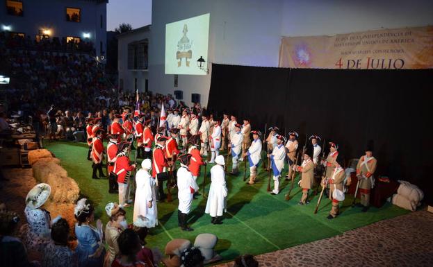 Alrededor de 150 personas, vestidas con trajes de la época, participaron anoche en la representación de la batalla de Pensacola, ocurrida en 1781, en la plaza de la iglesia.