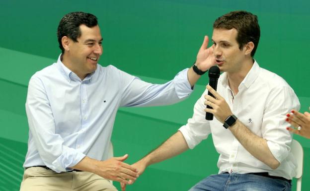 Juanma Moreno y Pablo Casado, en la presentación de la candidatura de este en Sevilla.