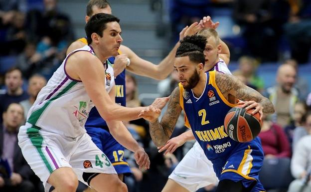 Tyler Honeycutt, con el balón, durante un partido.