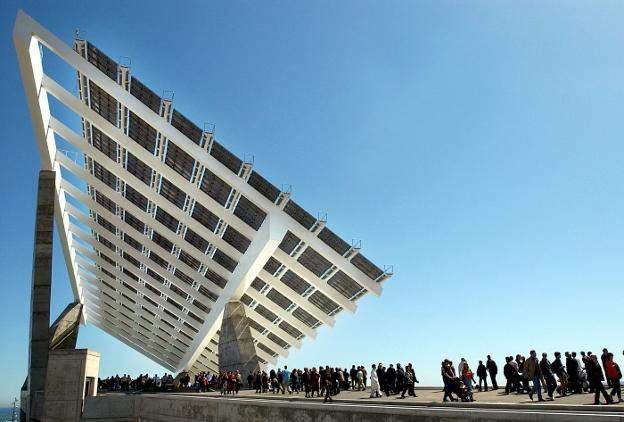 Decenas de asistentes a una feria de renovables en Barcelona. :: efe