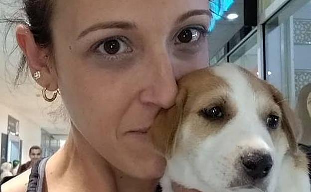 Patricia Chica, con el cachorro en brazos, en un momento del viaje desde Mauritania.