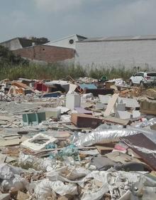 Imagen secundaria 2 - Tiran un sofá en el vertedero de Churriana. Abajo, el parque comercial Málaga Nostrum y el polígono industrial Villa Rosa es uno de los principales puntos negros. 