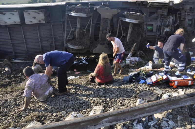 Fotos: Las impactantes imágenes del descarrilamiento de un tren en Turquía