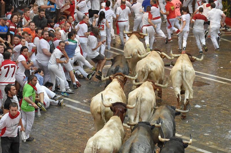 El encierro ha sido bastante limpio con algunos heridos por contusiones y los astados casi no se han resbalado pese a la lluvia intensa en las calles de Pamplona