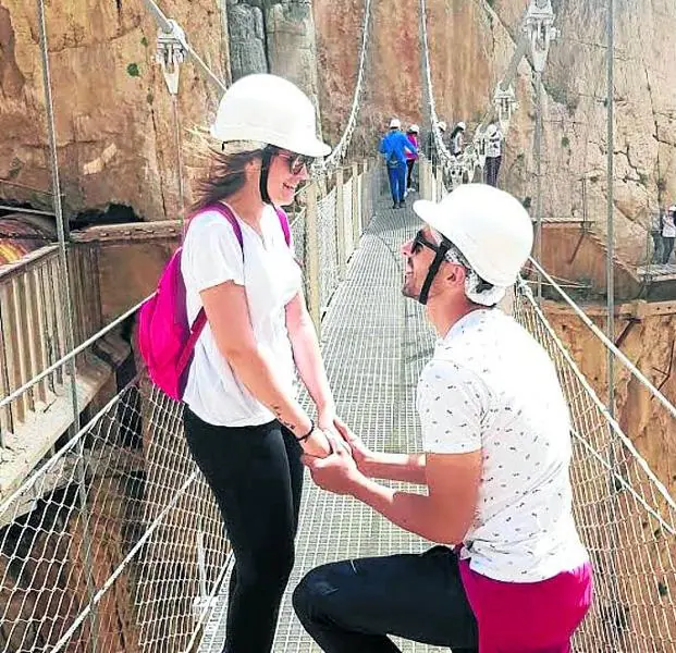 Luis esperó a llegar a la mitad del impresionante puente colgante del Caminito del Rey para pedirle matrimonio a María, con la que había viajado desde Murcia.