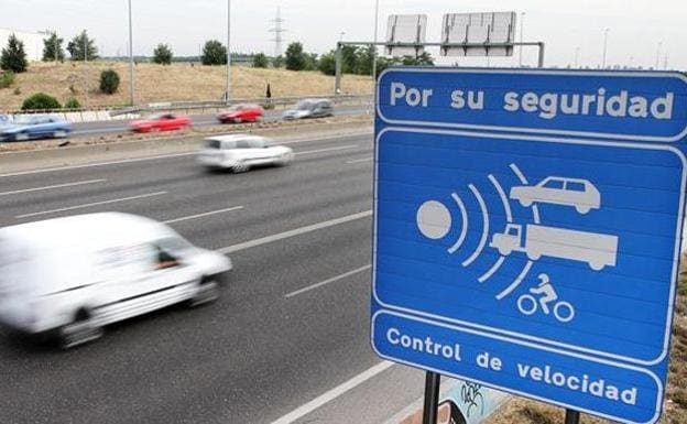 Una señalización de un radar en una autovía.