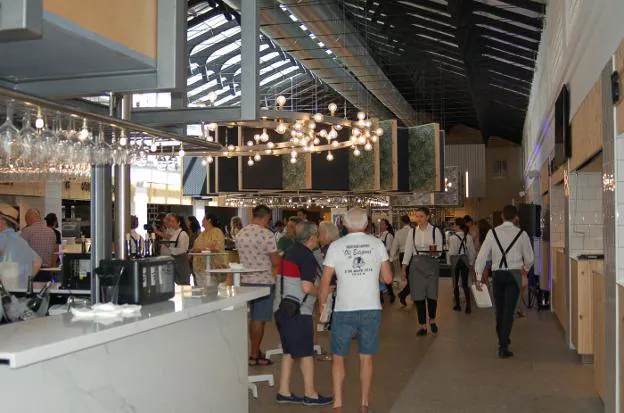 El nuevo Mercado de San Luis destaca por la luminosidad que le aportan dos grandes lucernarios. :: charo márquez