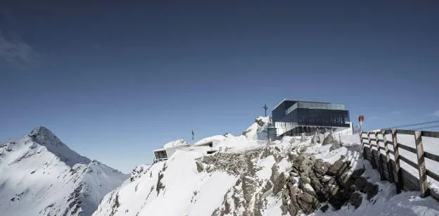 Vista exterior del museo en el pico Gaislachkogl, a más de 3.000 metros del altura, y detalle de una de las salas, arriba. :: efe