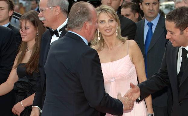 Juan Carlos I saluda a un invitado durante la gala Laureus de 2006, en presencia de Corinna.