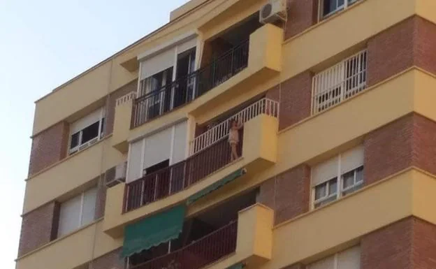 Bomberos rescatan a una niña de 5 años colgada del balcón de una octava planta en Málaga