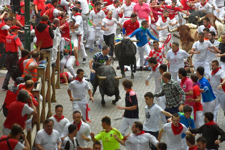 Se vivieron momentos de tensión en la curva de la Estafeta al quedar algún corredor atrapado entre la pared y los toros