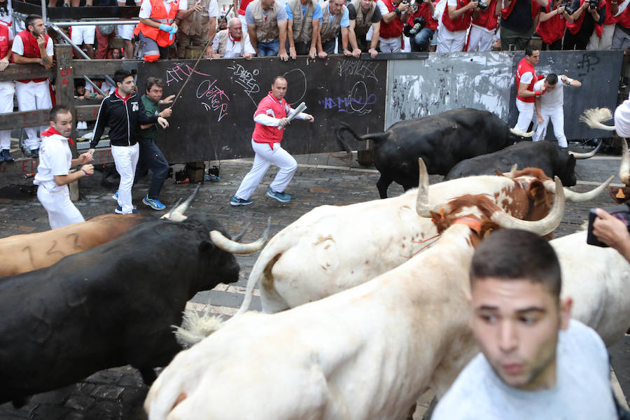 Se vivieron momentos de tensión en la curva de la Estafeta al quedar algún corredor atrapado entre la pared y los toros