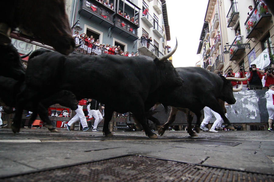 Se vivieron momentos de tensión en la curva de la Estafeta al quedar algún corredor atrapado entre la pared y los toros